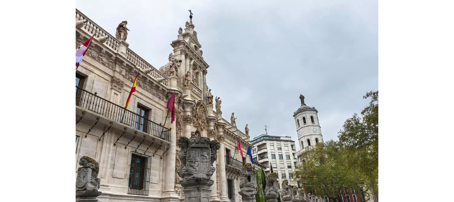 Fassade der Juristischen Fakultät von Valladolid.