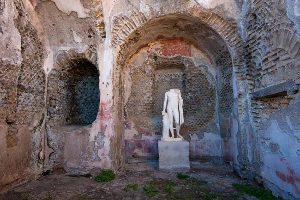 Versunkene Städte: Statue in den alten Ruinen von Baiae.