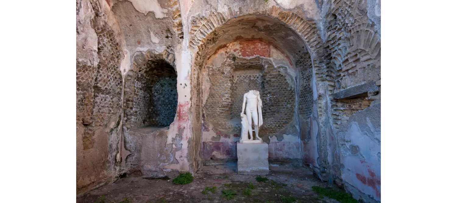 Versunkene Städte: Statue in den alten Ruinen von Baiae.