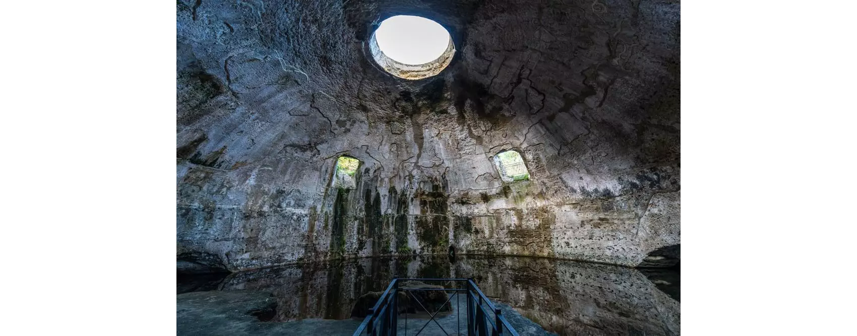 Versunkene Städte: Kuppel im Archäologiepark von Baiae, Italien.
