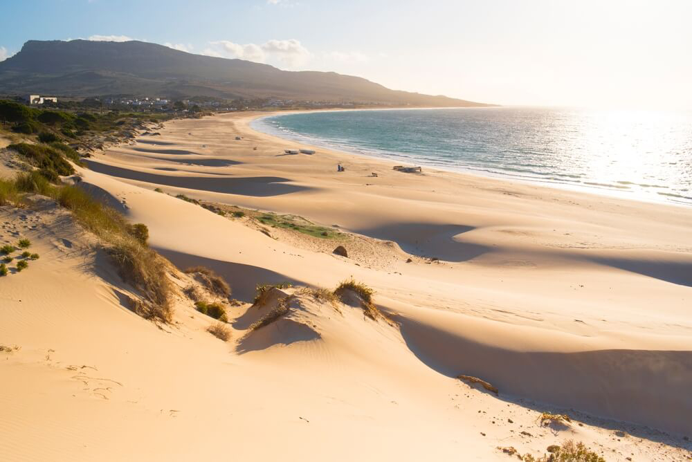 Der Strand von Bolonia bei Tarifa in der Dämmerung.