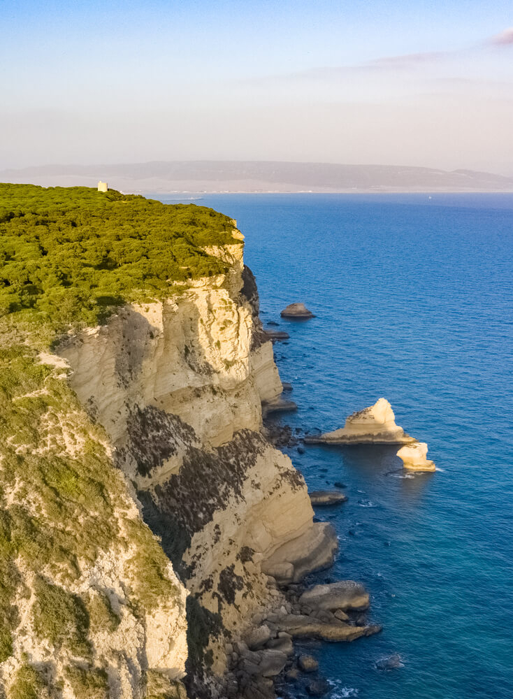 Wandern in Cadiz: Klippen im Naturpark La Breña y Marismas del Barbate.