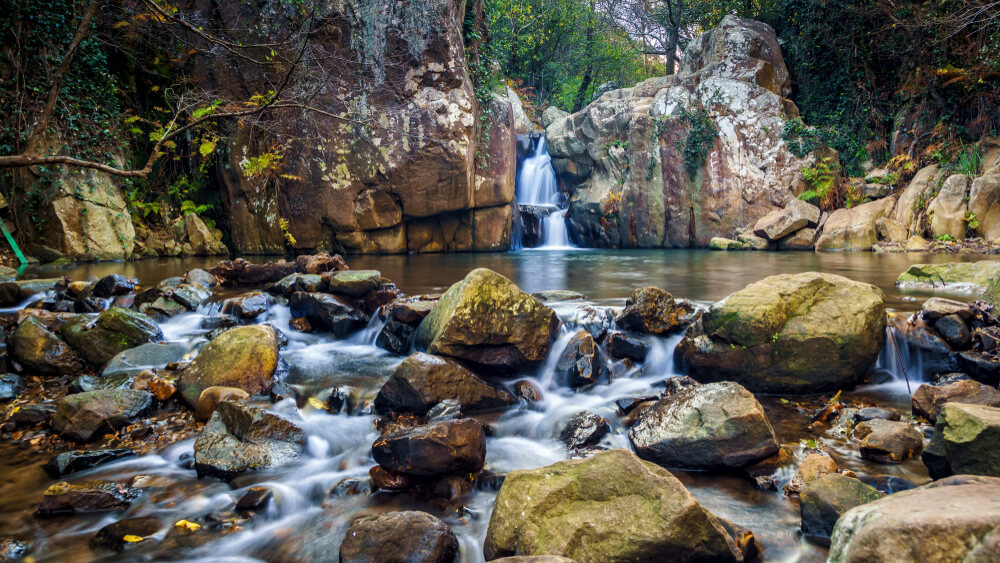 Wandern in Cadiz: Wasserfall am Río de la Miel, einer beliebten Wanderroute.