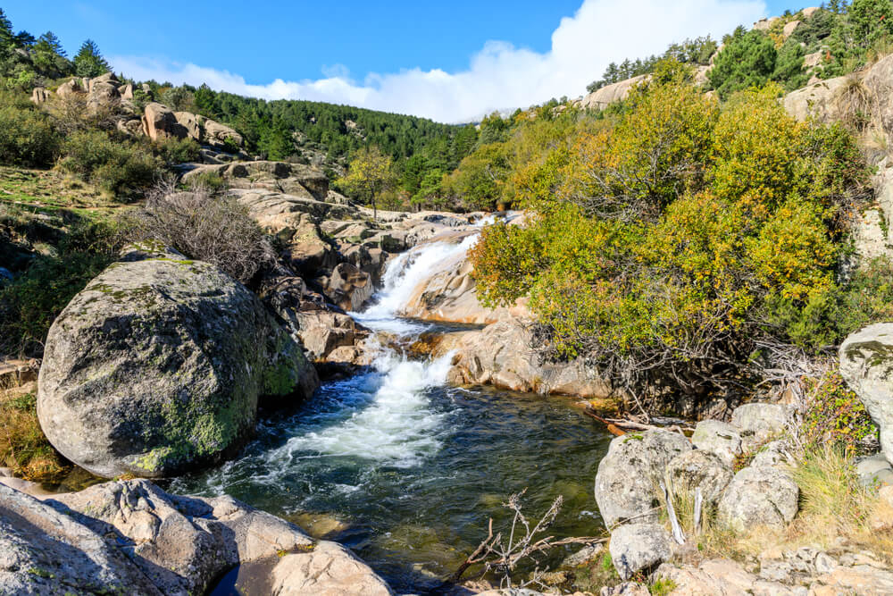 Wandern in Spanien: Fluss mit kleinen Wasserfällen.