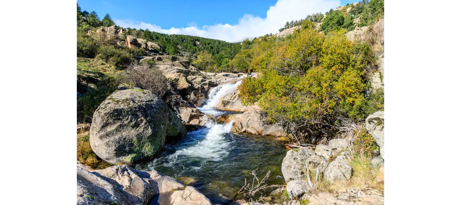 Wandern in Spanien: Fluss mit kleinen Wasserfällen.