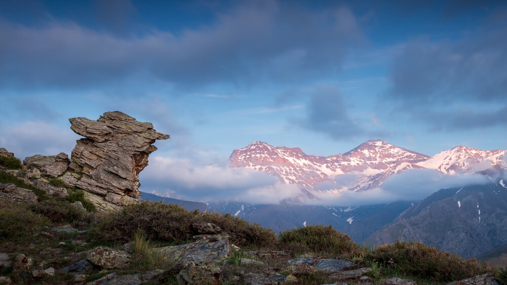 Wandern in Spanien: verschneite Berge der Sierra Nevada