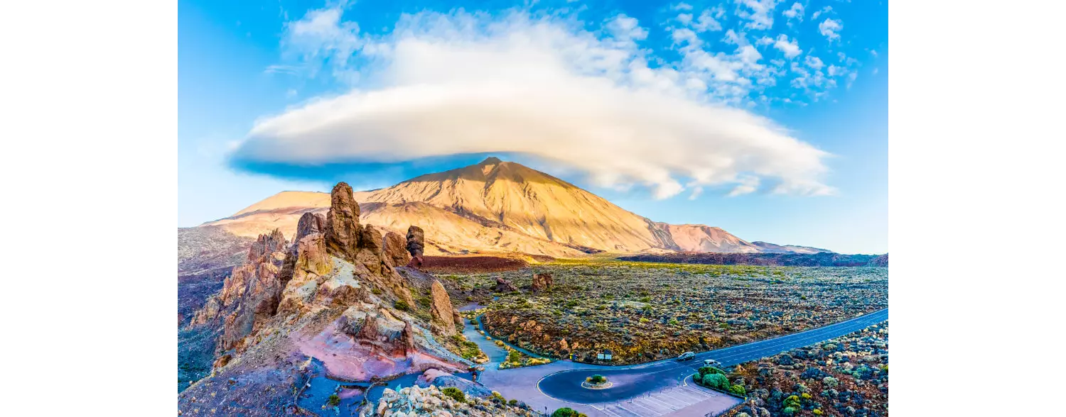 Wandern auf Teneriffa: Panoramablick auf den Teide und die umliegende Landschaft. 
