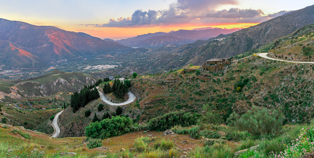 Wandern in Andalusien: Panoramablick auf die Landschaft der Alpujarra.