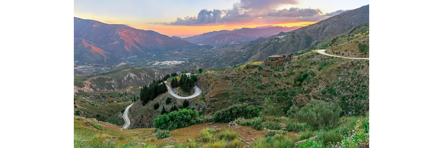 Wandern in Andalusien: Panoramablick auf die Landschaft der Alpujarra.