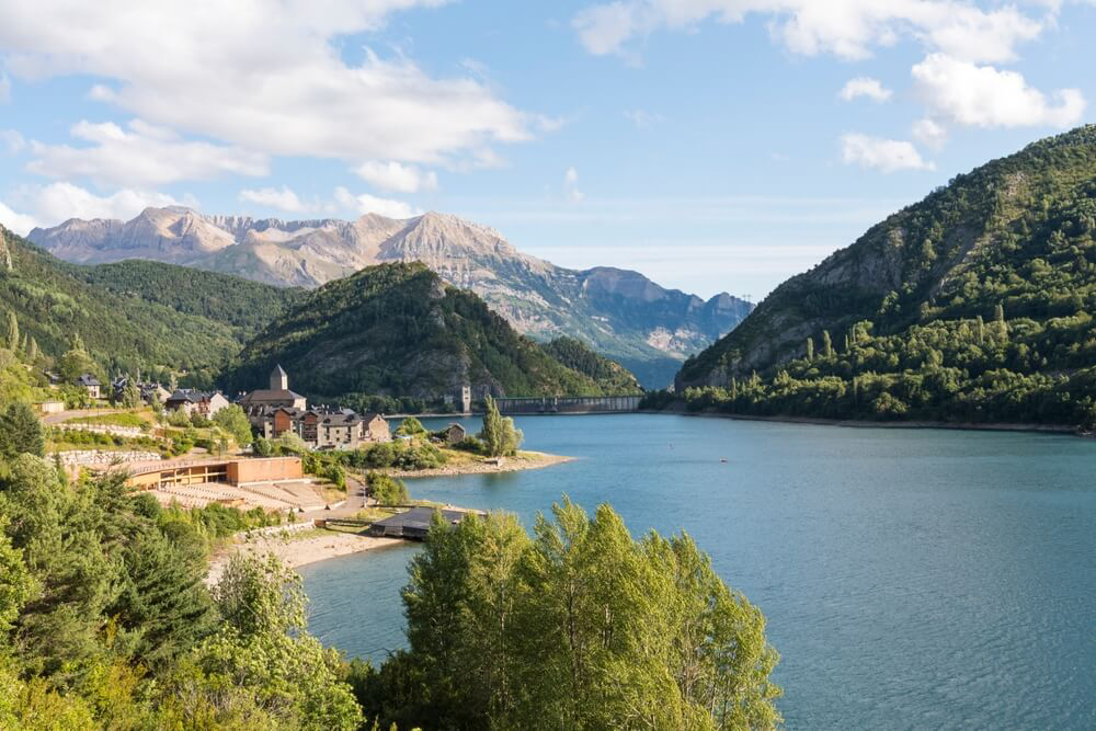 Wandern in Spanien: schöner Bergsee zwischen grünen Hügeln