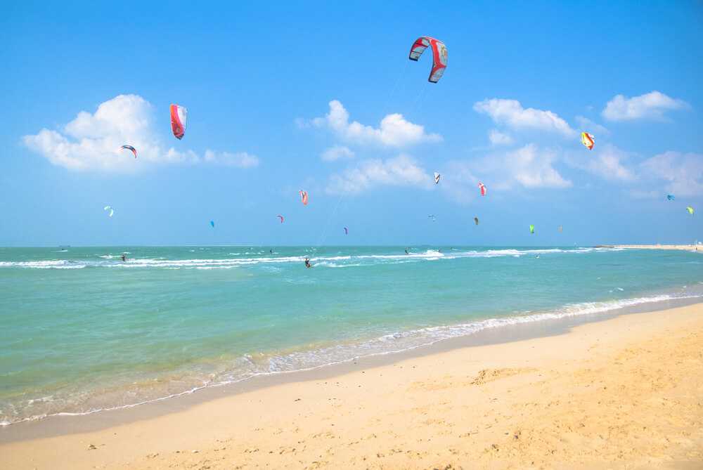 Kitesurf: Kite Beach in Dubai full of kitesurfers 