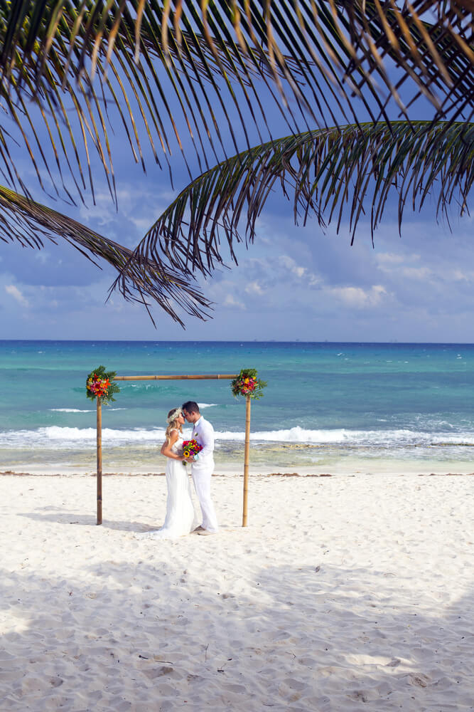 Riviera Maya: White sand with a couple getting married in front of the sea