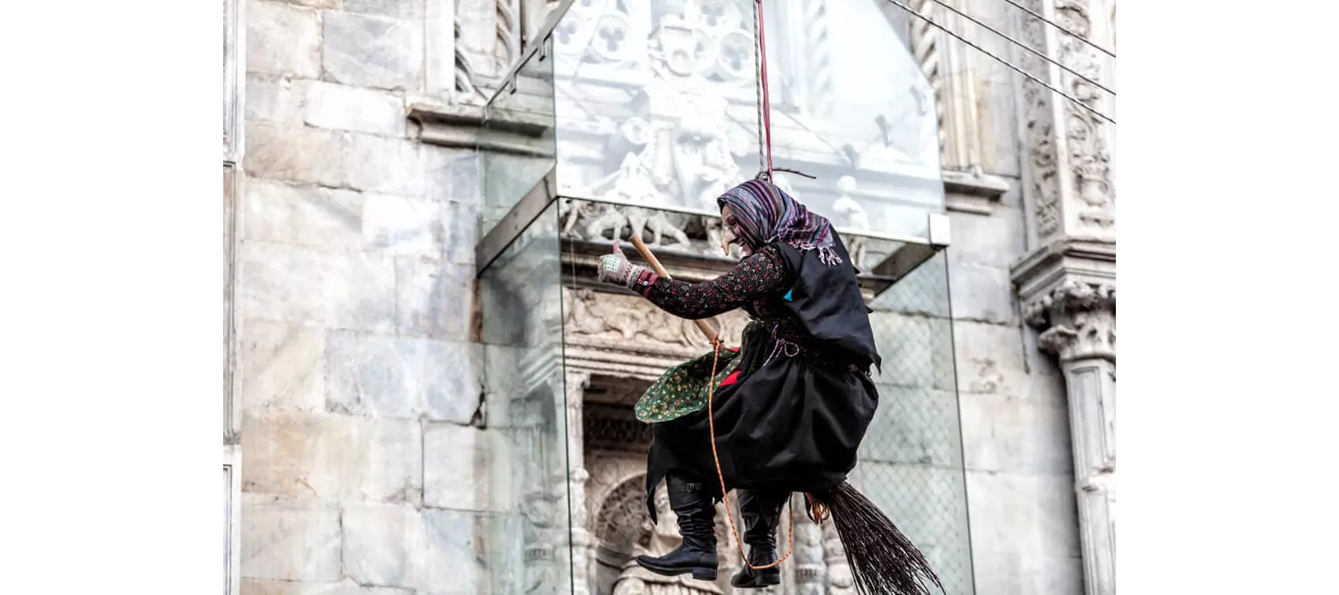 Weihnachtstraditionen weltweit: die Hexe Befana an einer Hausfassade in Italien.