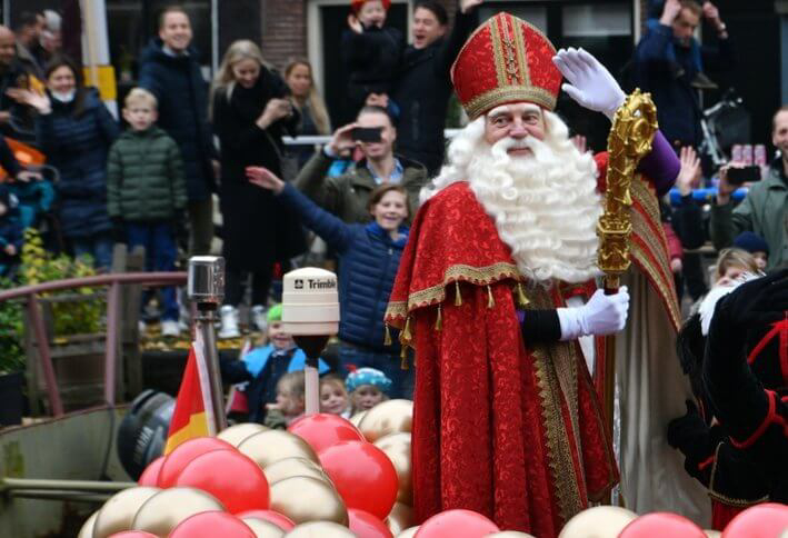 Weihnachtstraditionen weltweit: Sinterklaas beim Straßenumzug in den Niederlanden.