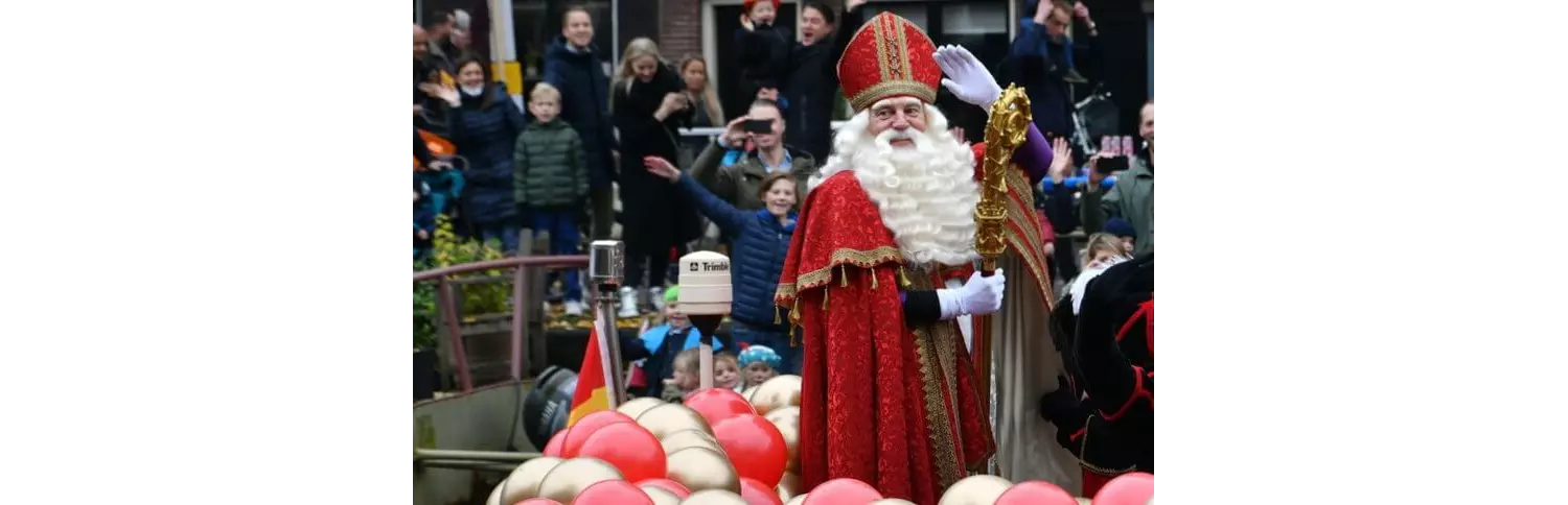 Weihnachtstraditionen weltweit: Sinterklaas beim Straßenumzug in den Niederlanden.