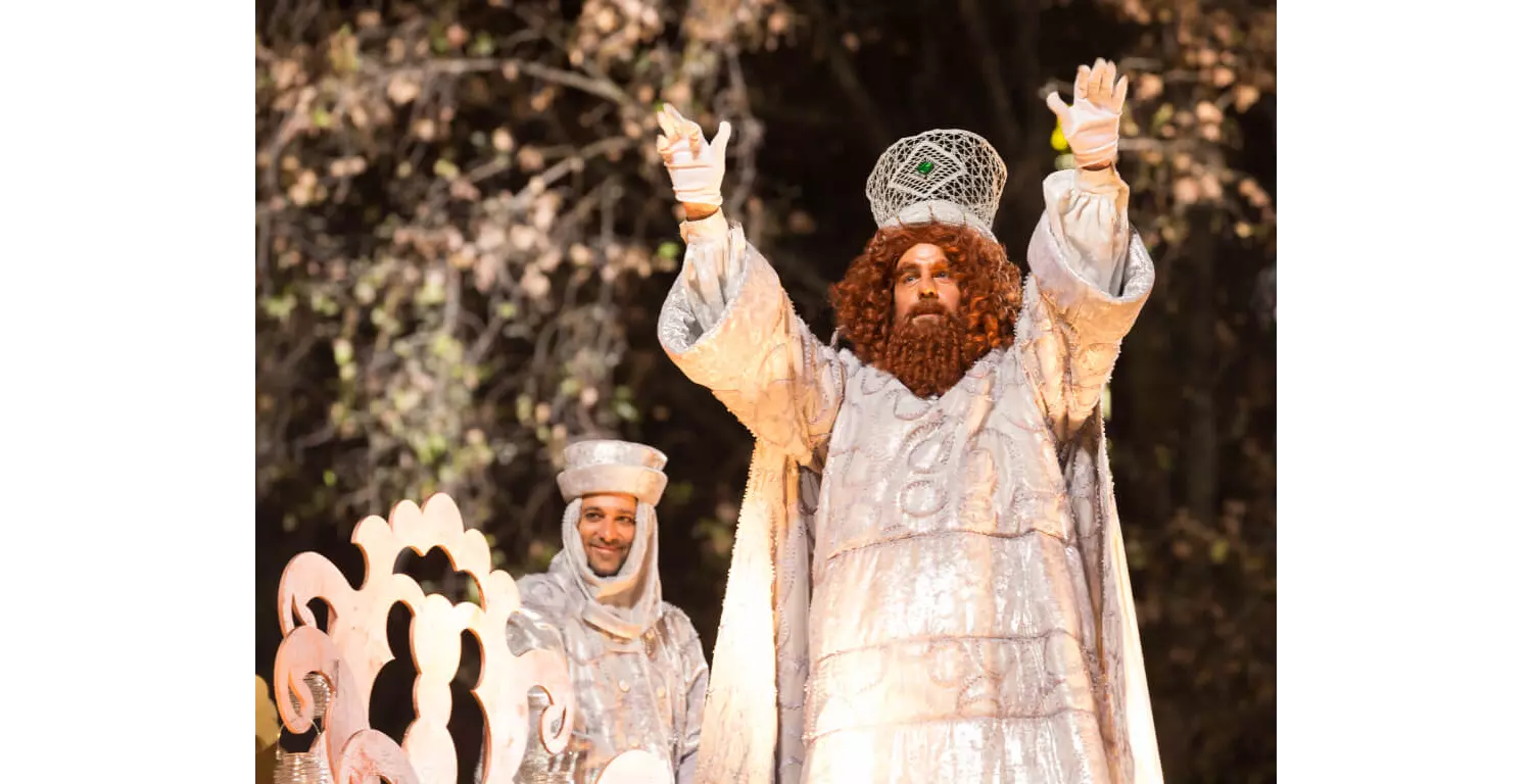 Weihnachtstraditionen weltweit: Dreikönigsparade in Spanien.