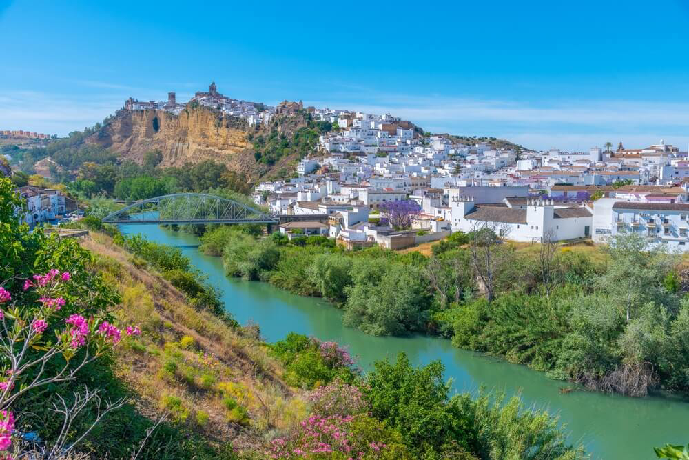 Weiße Dörfer Andalusien: Panoramasicht von Arcos de la Frontera.