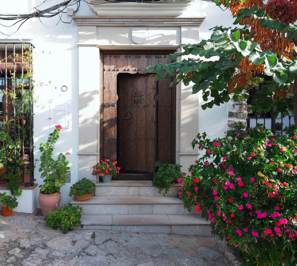 Pittoresker Hauseingang in Grazalema, Provinz Cádiz, Andalusien.