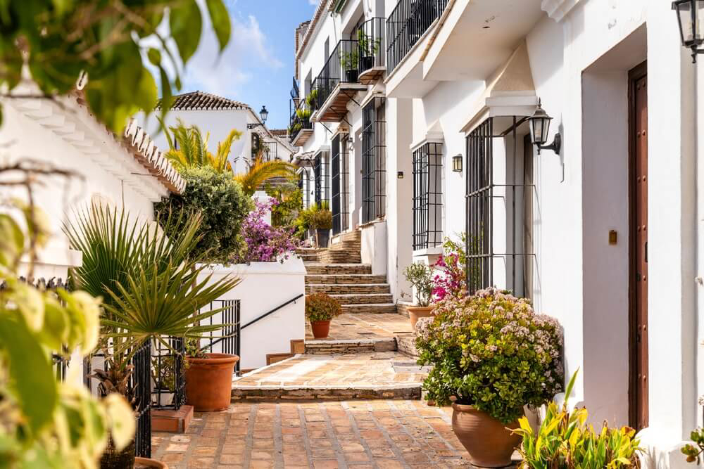 Weiße Fassaden und Pflanzen in Mijas, Andalusien.