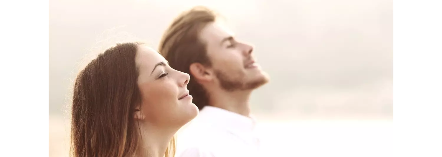 Wellness im Sommer: Eine Frau genießt Wellness outdoor.
