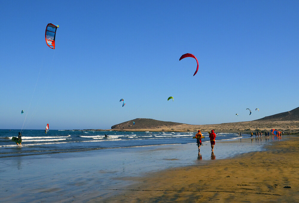 Kitesurfer am Playa de El Médano auf Teneriffa.