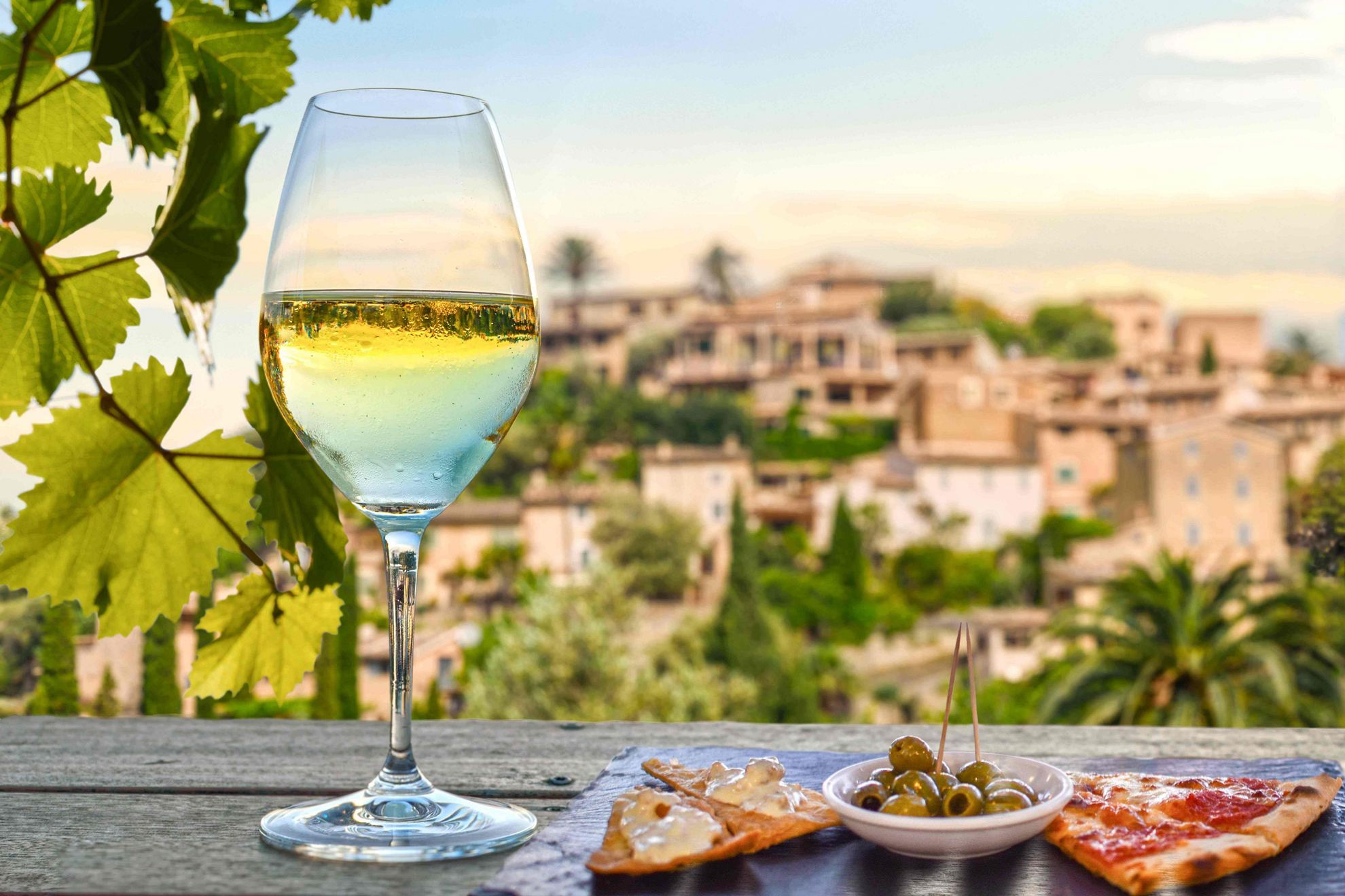 Wine Tours Mallorca: Glasses of wine and a plate of tapas