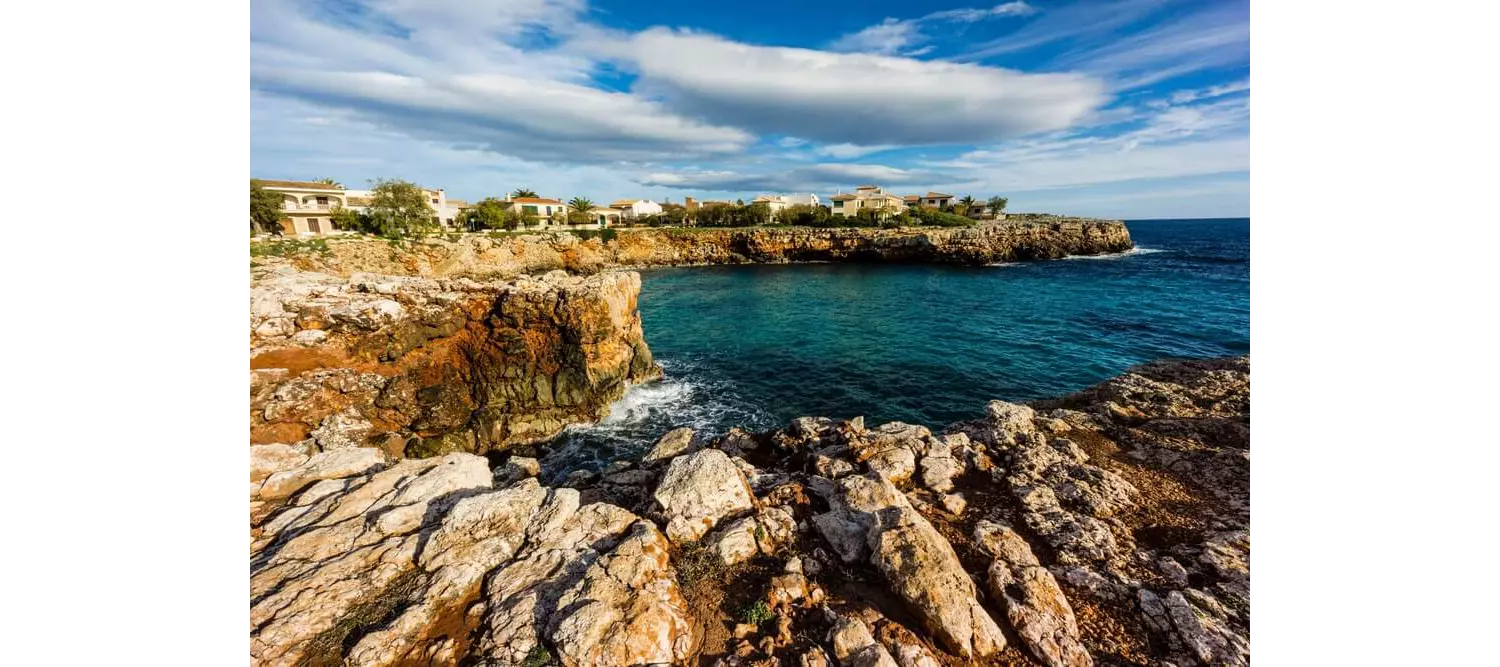 Manacor: A rocky outcrop with the ocean lapping against the rocks