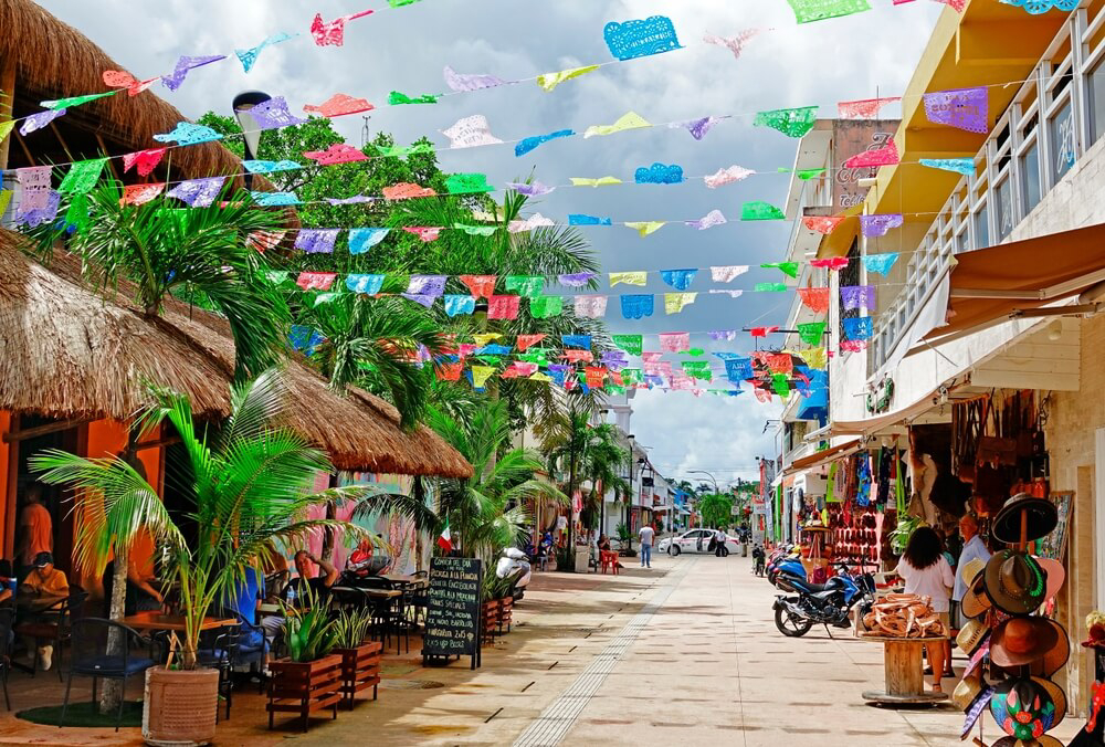 Bunte Straße mit Cafés und Geschäften in Isla Cozumel, Mexiko.