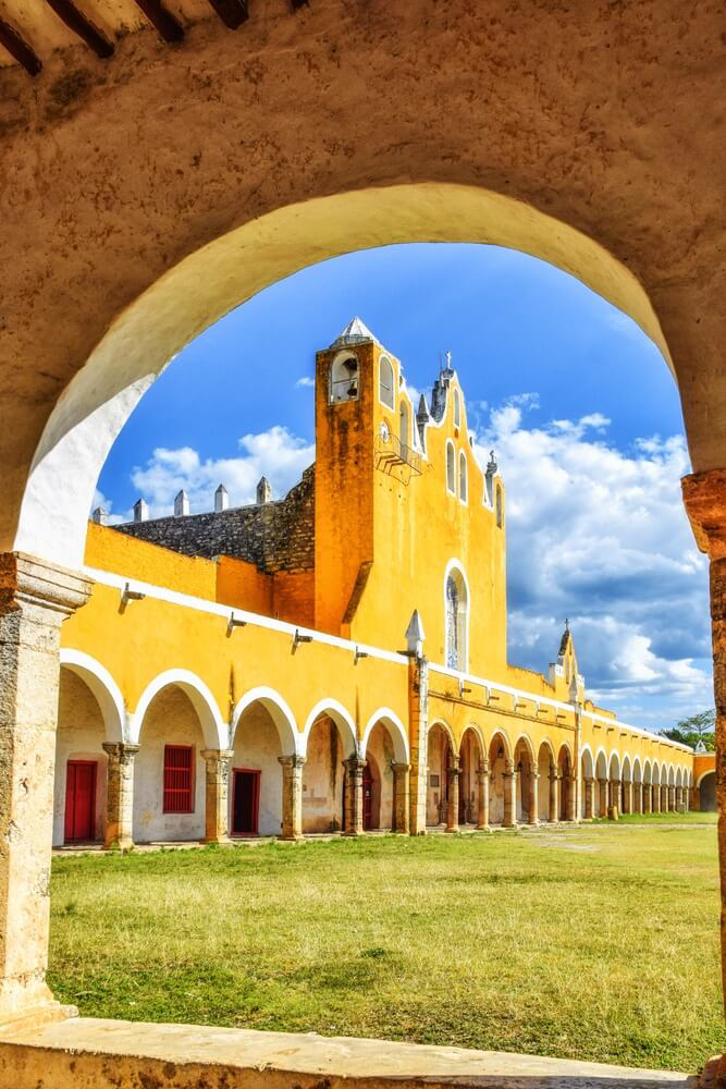 Izamal Sehenswürdigkeiten: das gelb bemalte Kloster von San Antonio de Padua.