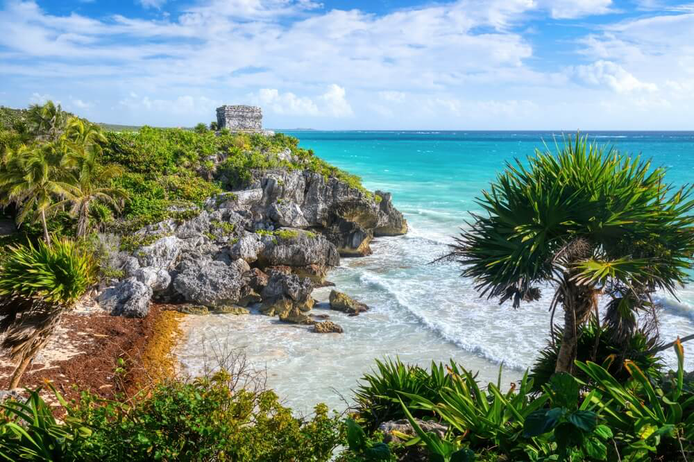 Yucatán Sehenswürdigkeiten: Tempel des Windgottes in der archäologischen Stätte von Tulum.