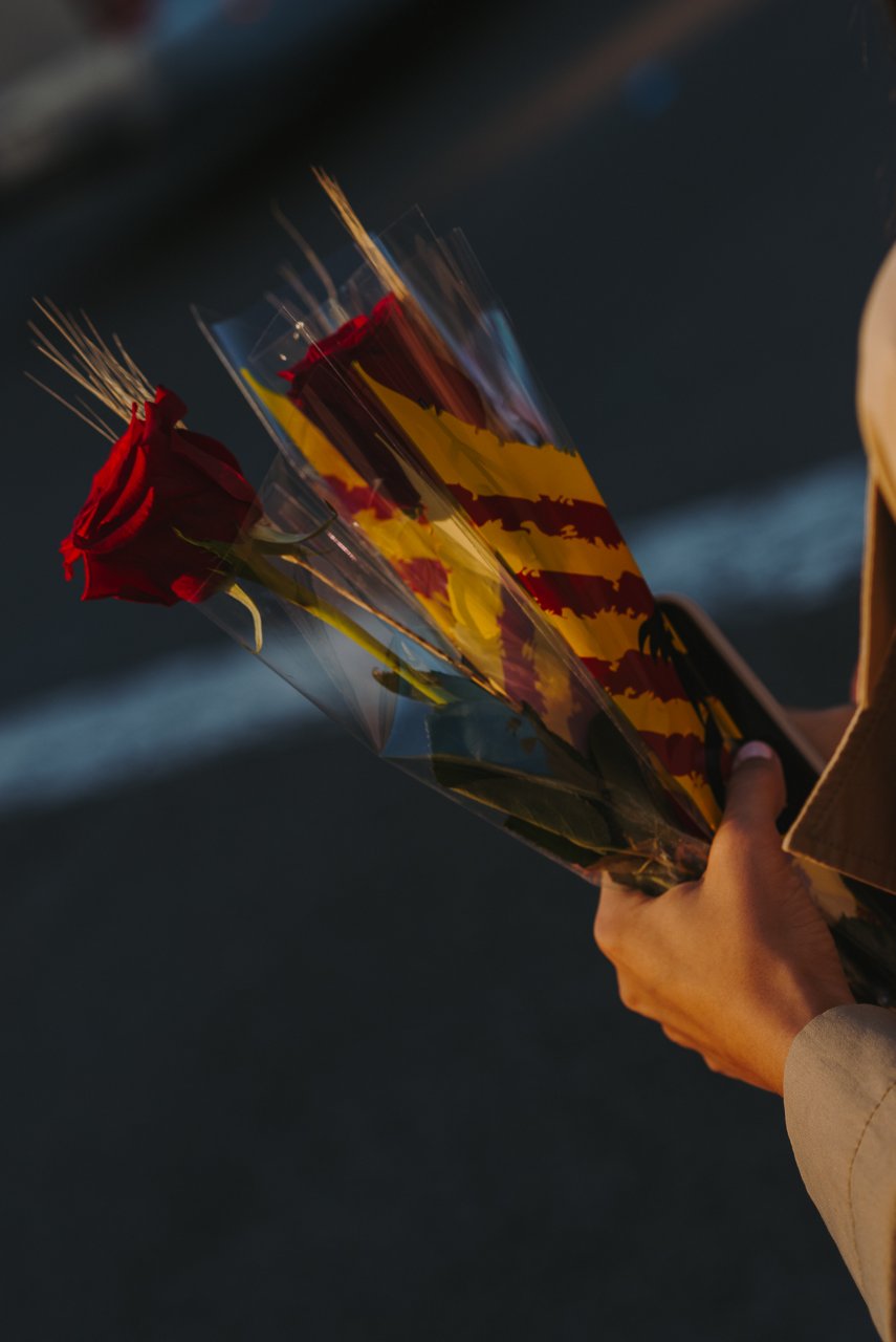 mà d´una noia amb dues rose