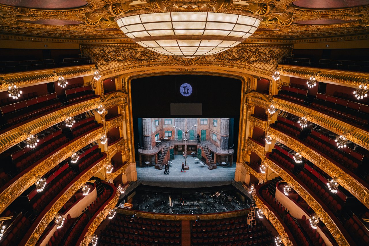 Vista de l'escenari amb actuació des de les files superiors