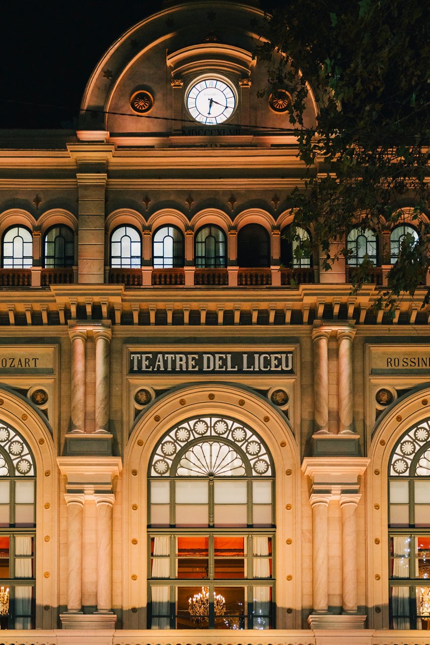 Façana exterior del Liceu amb rellotge