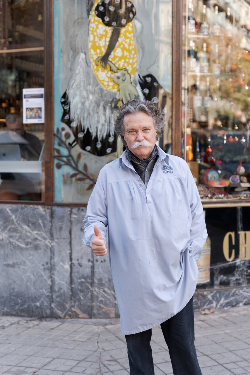 El propietari davant el Colmado Múrria