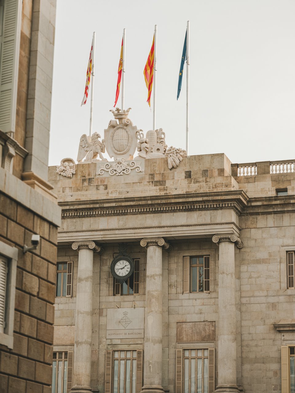 Façana principal vist des del Palau de la Generalitat