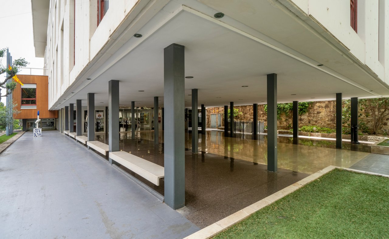 Entrada del Col·legi Oficial de metges de Barcelona