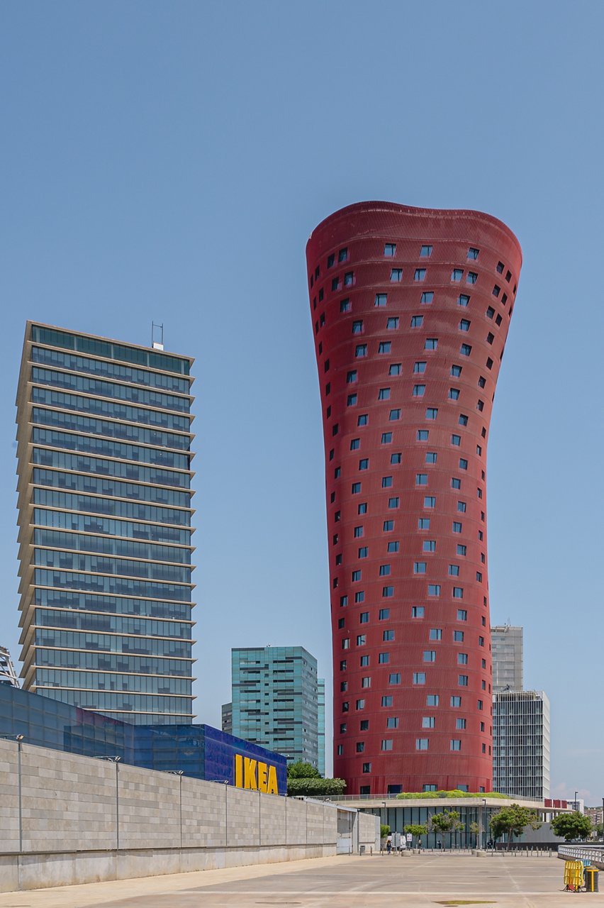 Hotel Porta Fira envotat d'altres edificis alts