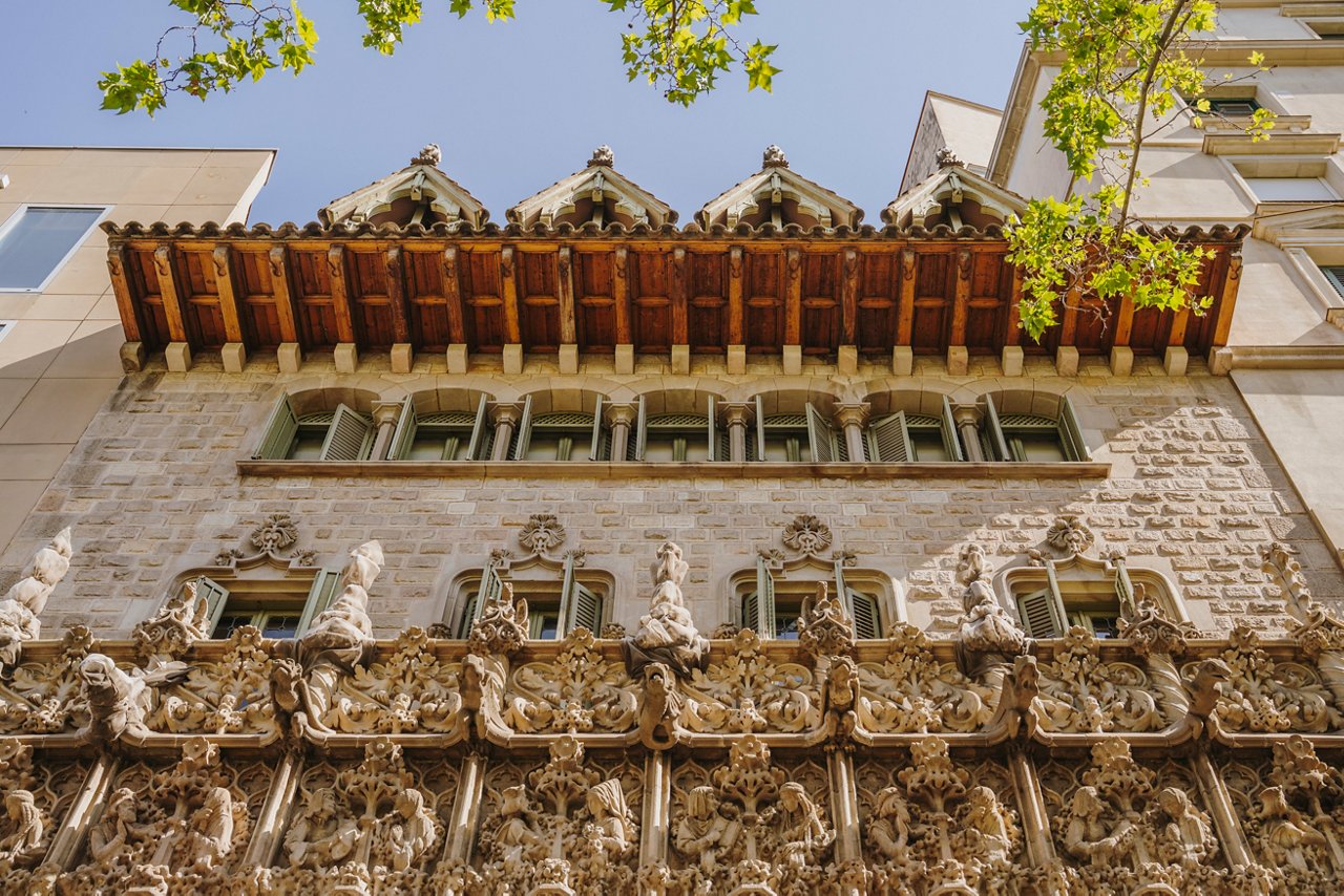 Detall de la tribuna del Palau Baró de Quadras