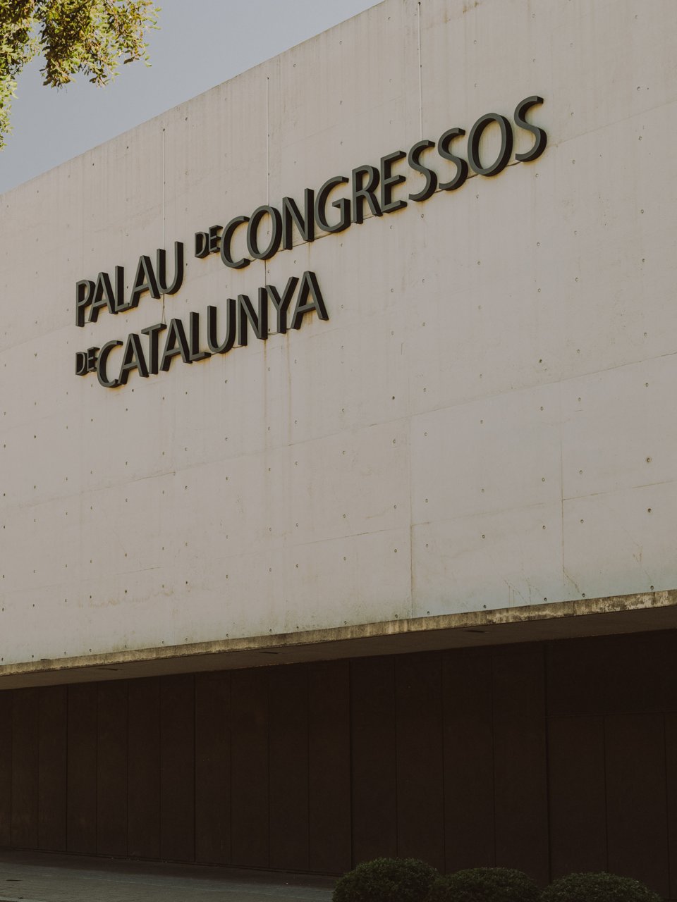 Façana amb rètol del Palau de Congressos de Catalunya