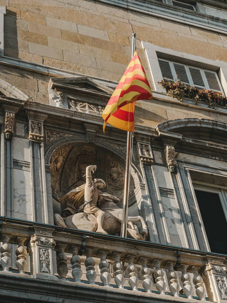 Balcó de la façana amb escultura de Sant Jordi