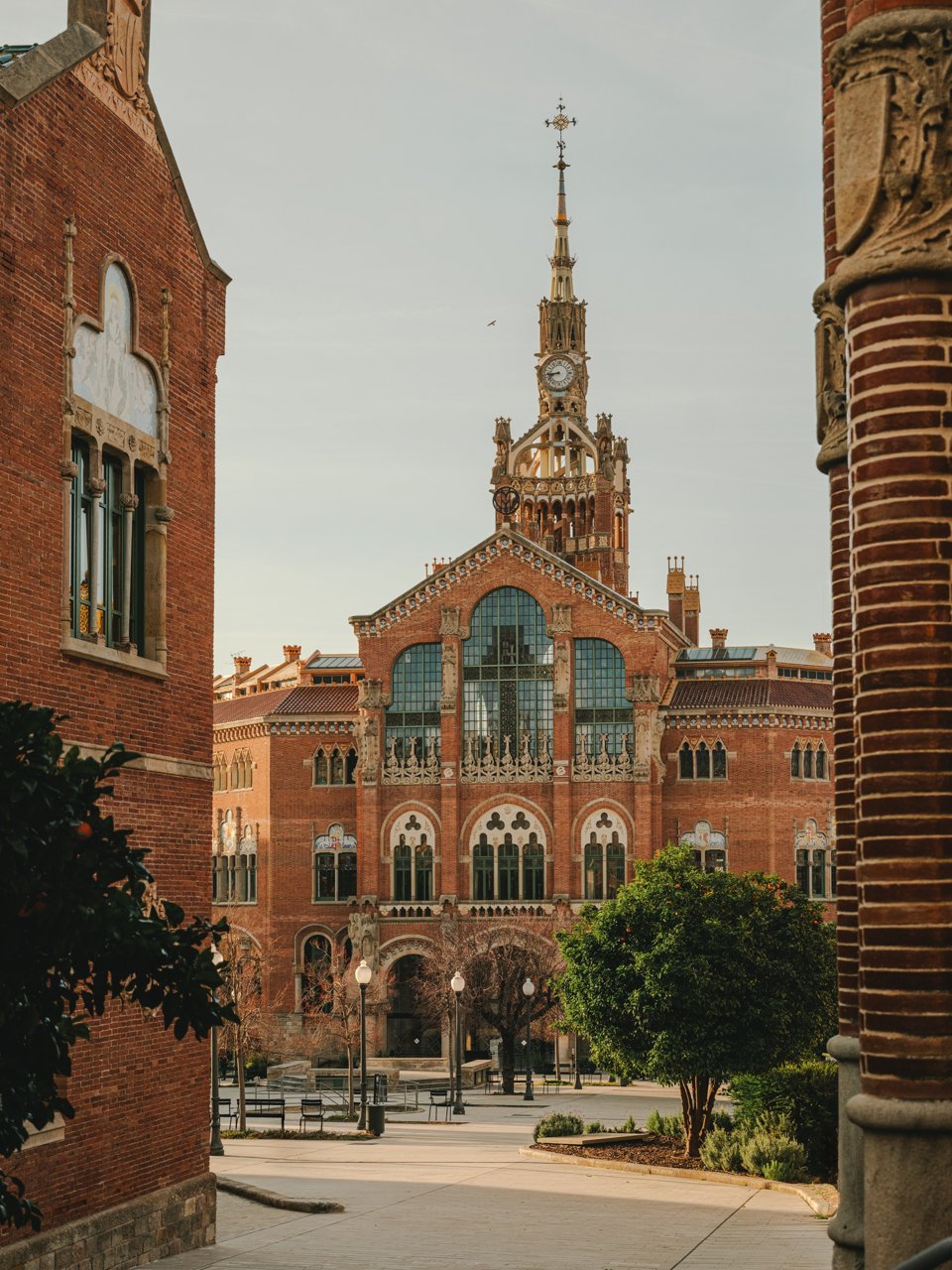 Façana de l'edifici principal desde el patí interior a Sant Pau Recinte Modernista