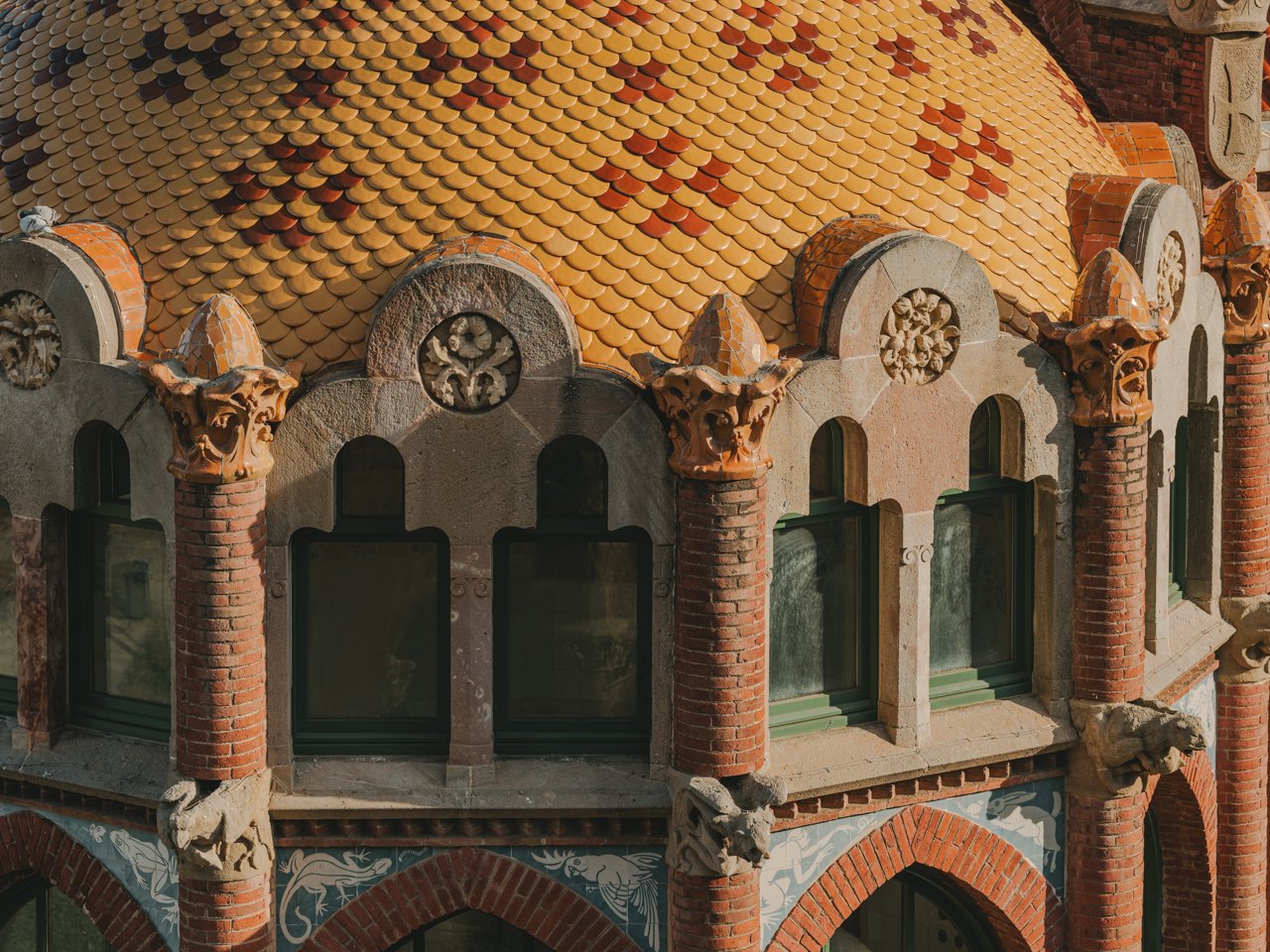 Detall dels mossaics de la cúpula a Sant Pau Recinte Modernista