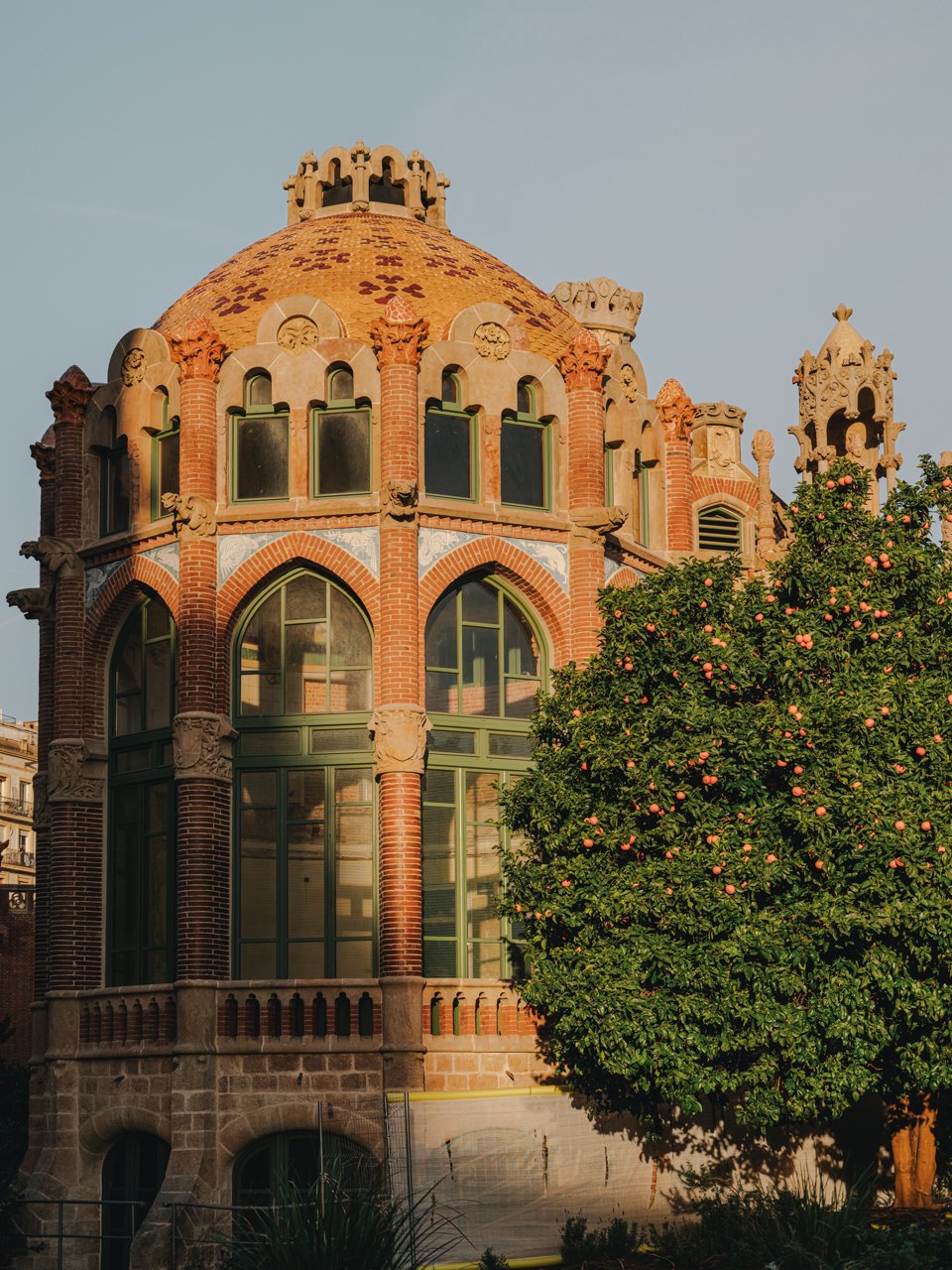 Detall exterior d'un edifici anex a Sant Pau Recinte Modernista