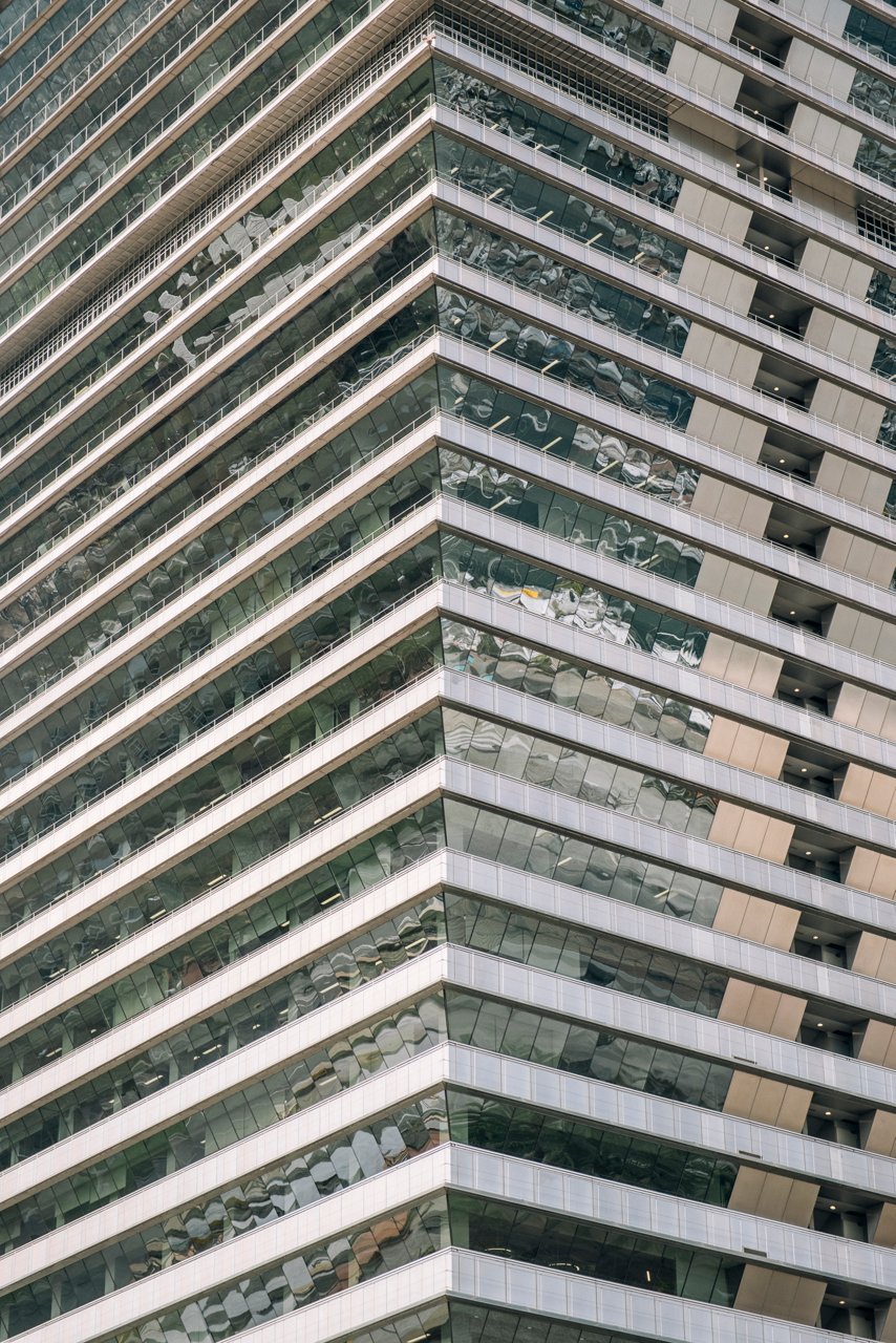 Detall de la façana de la Torre Mapfre