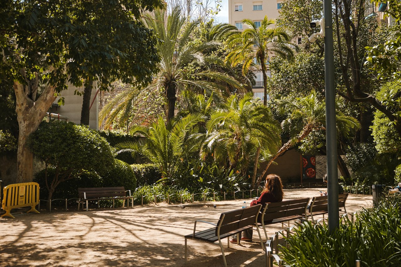 Bancs a l'ombra al jardí
