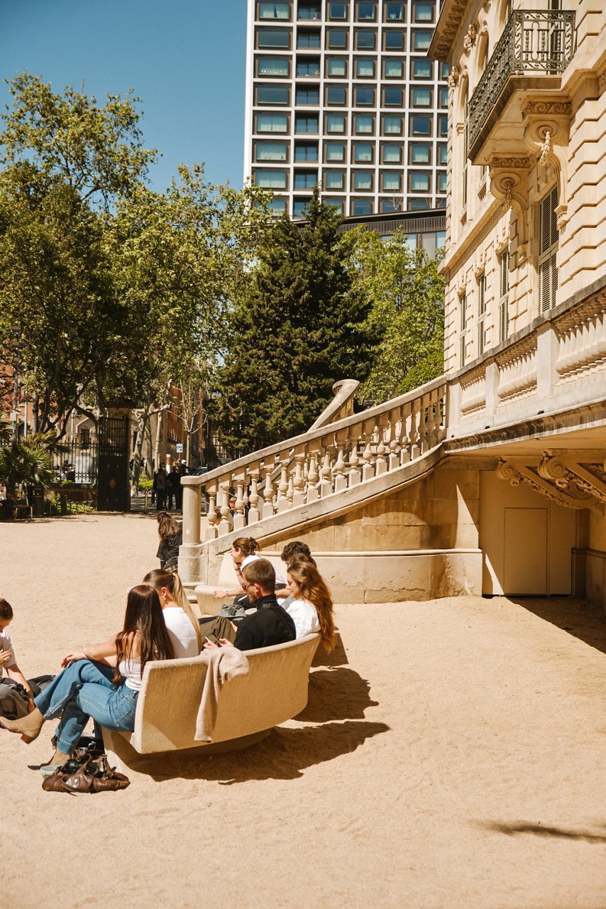 Grup de gent al banc al jardí 