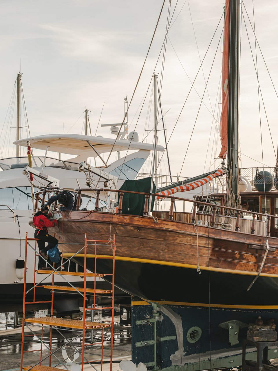Treballador  en un vaixell a Marina Port Fòrum