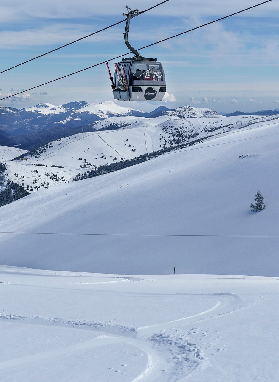 Una telecabina tancada amb eskis a l'exterior puja la Molina