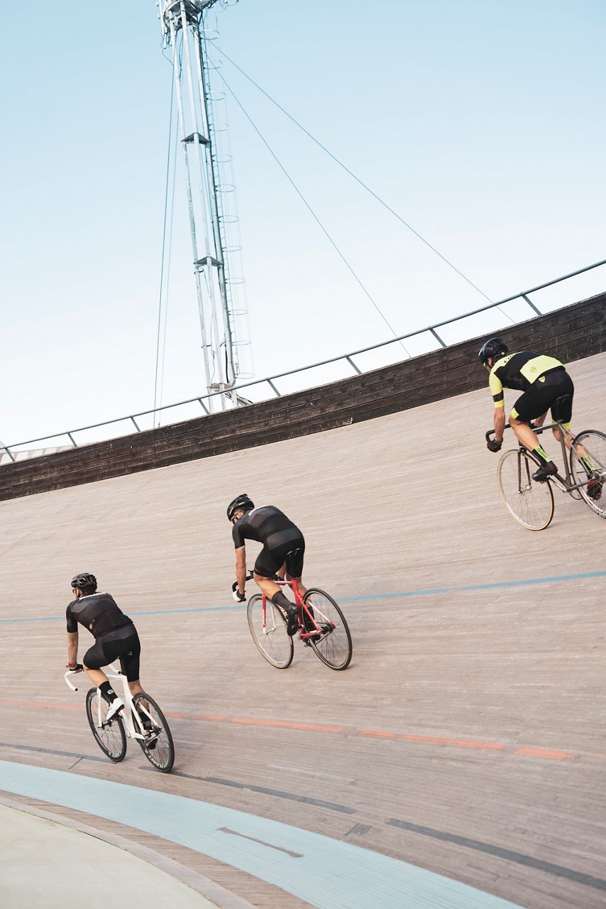 3 ciclistes en pista