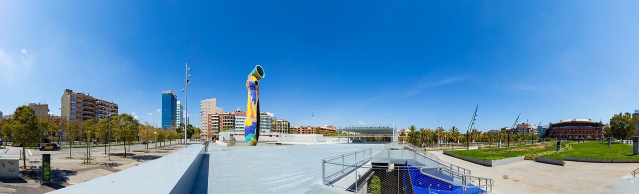 Panoràmica del parc amb Dona i Ocell al fons